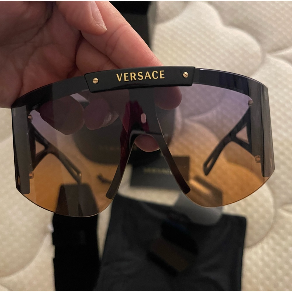 Medusa icon shield sunglasses